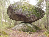 Kummakivi balancing rock Finland 1.jpg