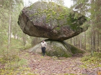 Kummakivi balancing rock Finland.jpg